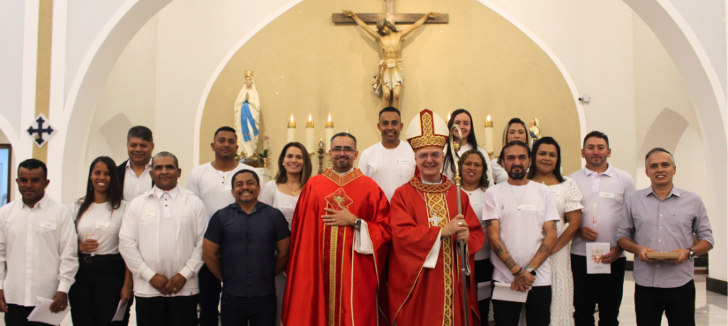 84 fiéis recebem o Sacramento da Crisma na Paróquia Nossa Senhora de Lourdes