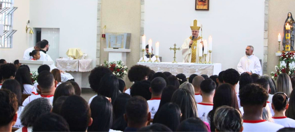Paróquia Santa Clara de Assis celebra Crisma de 94 jovens e adultos no Sol Nascente