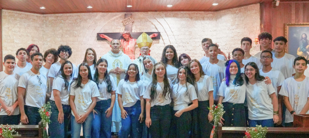 Dom Raymundo Damasceno celebra Sacramento da Crisma na Paróquia Nossa Senhora do Rosário de Pompeia