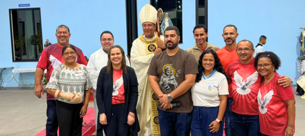 Paróquia Nossa Senhora da Medalha Milagrosa celebra Crisma de 87 fiéis