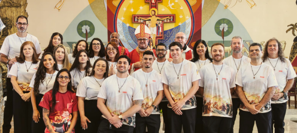 Dom Antonio de Marcos celebra Sacramento da Crisma na Basílica Santuário São Francisco de Assis