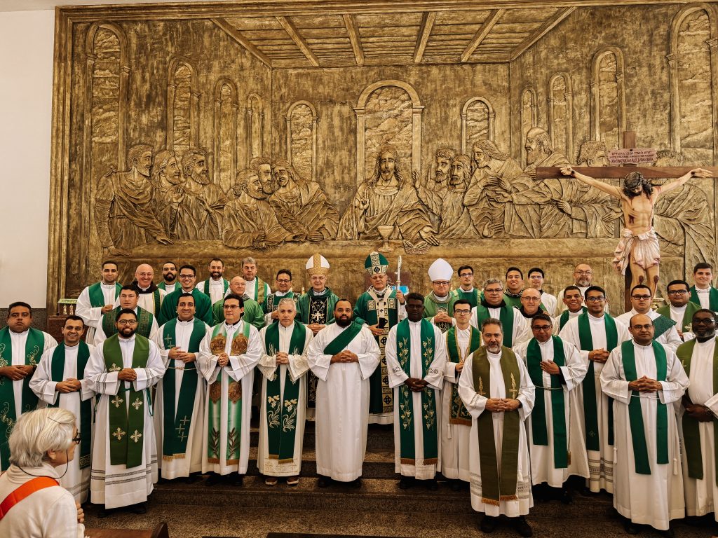 Cardeal Paulo Cezar Costa celebra 59 anos com Santa Missa em ação de graças