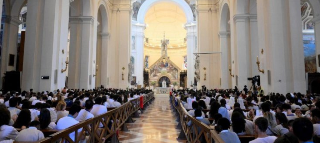 Papa convida jovens a derrubarem os muros da divisão e construírem um mundo de fraternidade