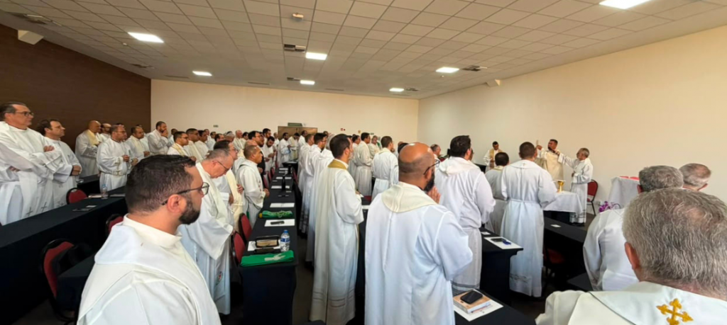 Formação Geral do Clero de Brasília reflete sobre os desafios da evangelização no mundo digital Formação Geral do Clero de Brasília reflete sobre os desafios da evangelização no mundo digital