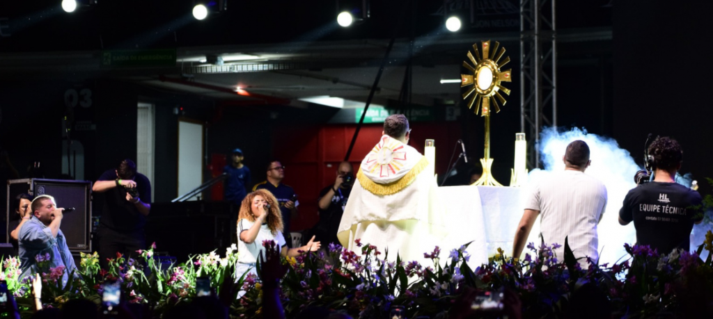 Hallel Brasília reúne milhares de fiéis em dia marcado pela oração, música e adoração Hallel Brasília reúne milhares de fiéis em dia marcado pela oração, música e adoração