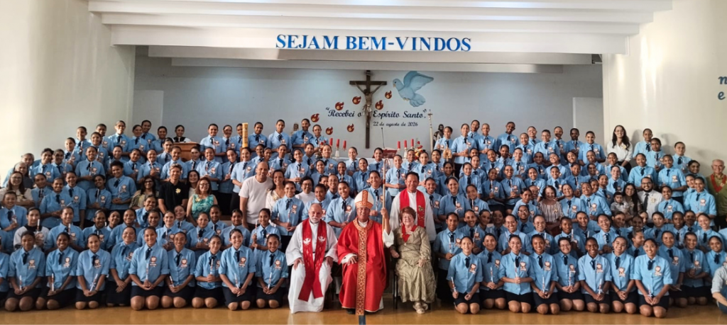 Estudantes da Escola Vila das Crianças recebem o Sacramento da Crisma