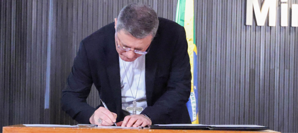Cardeal Paulo Cezar Costa assina termo de compromisso pela paz e tolerância nas eleições